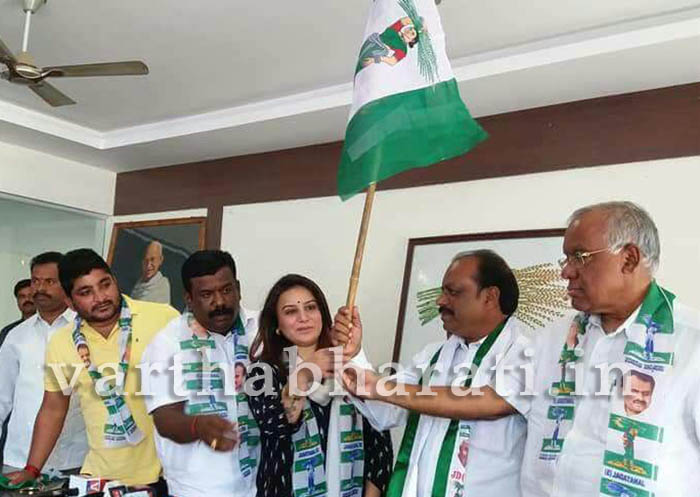 ನಟಿ ಪೂಜಾಗಾಂಧಿ ಜೆಡಿಸ್ ಸೇರ್ಪಡೆ